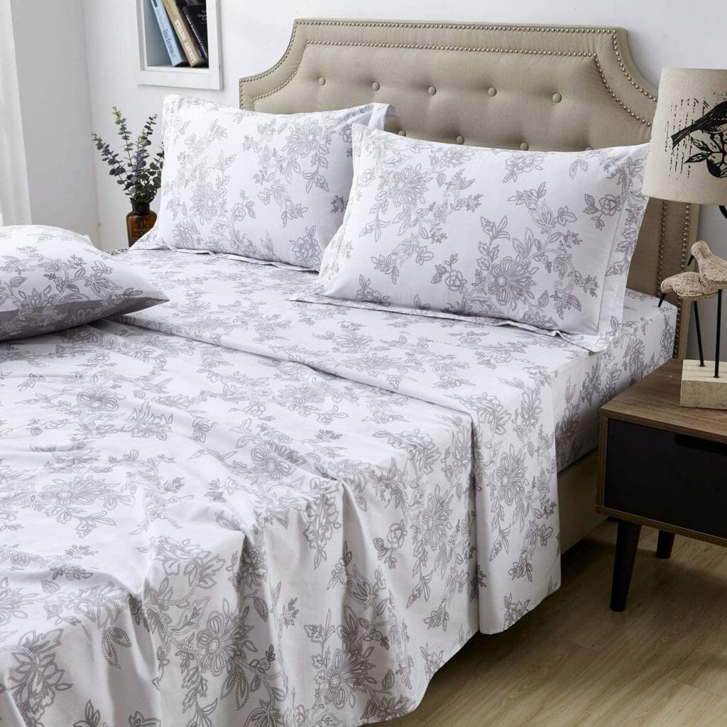 Best Dorm Bedding for Female College Students 10